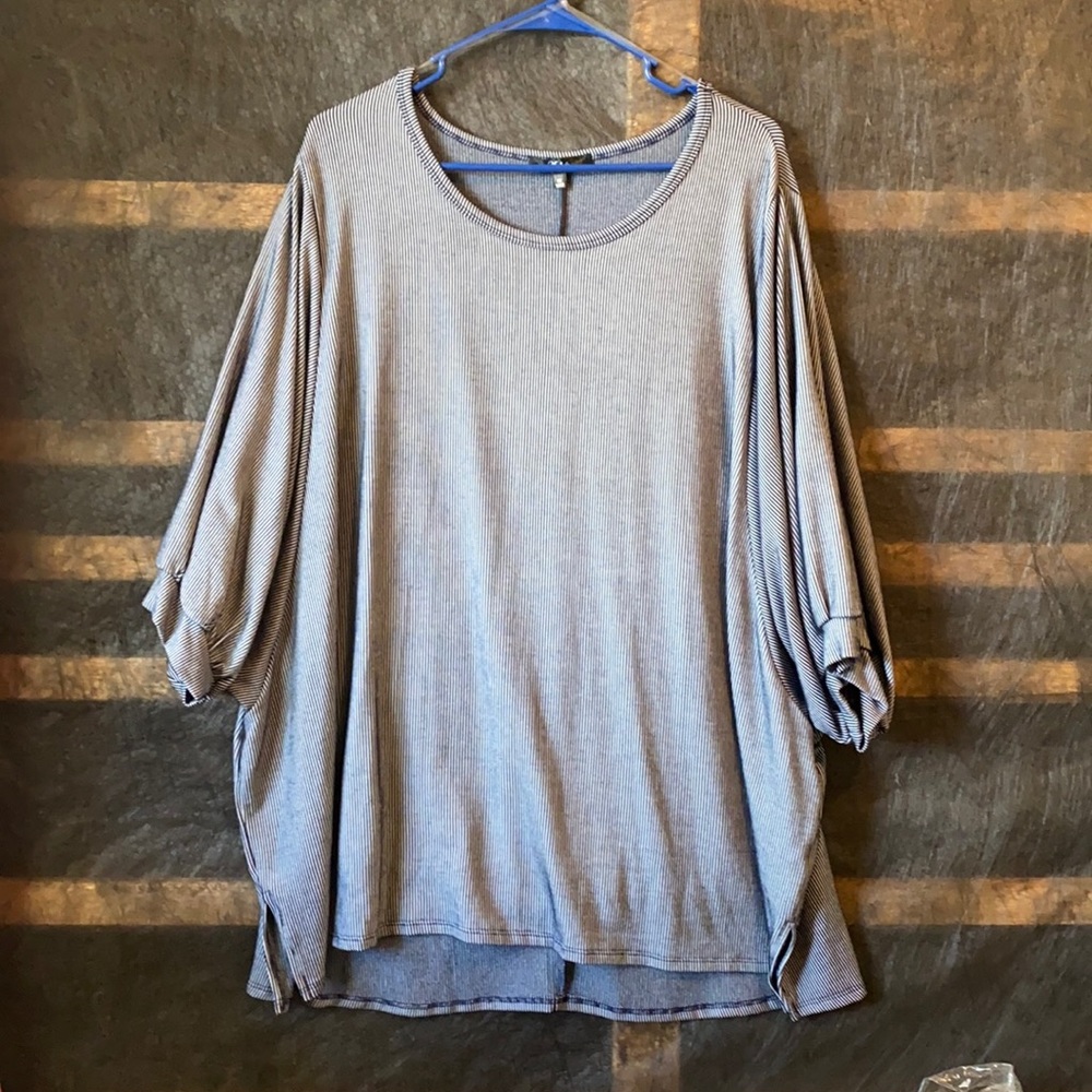 1X Oversized Top NWOT Could easily fit a 2X or 3X